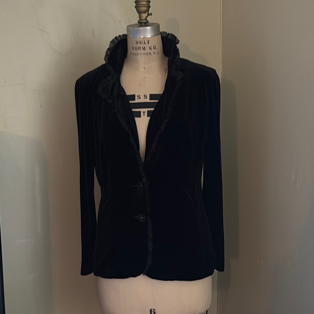Monroe & Main  Velvet Blazer with Classic Lapel and Tailored Fit